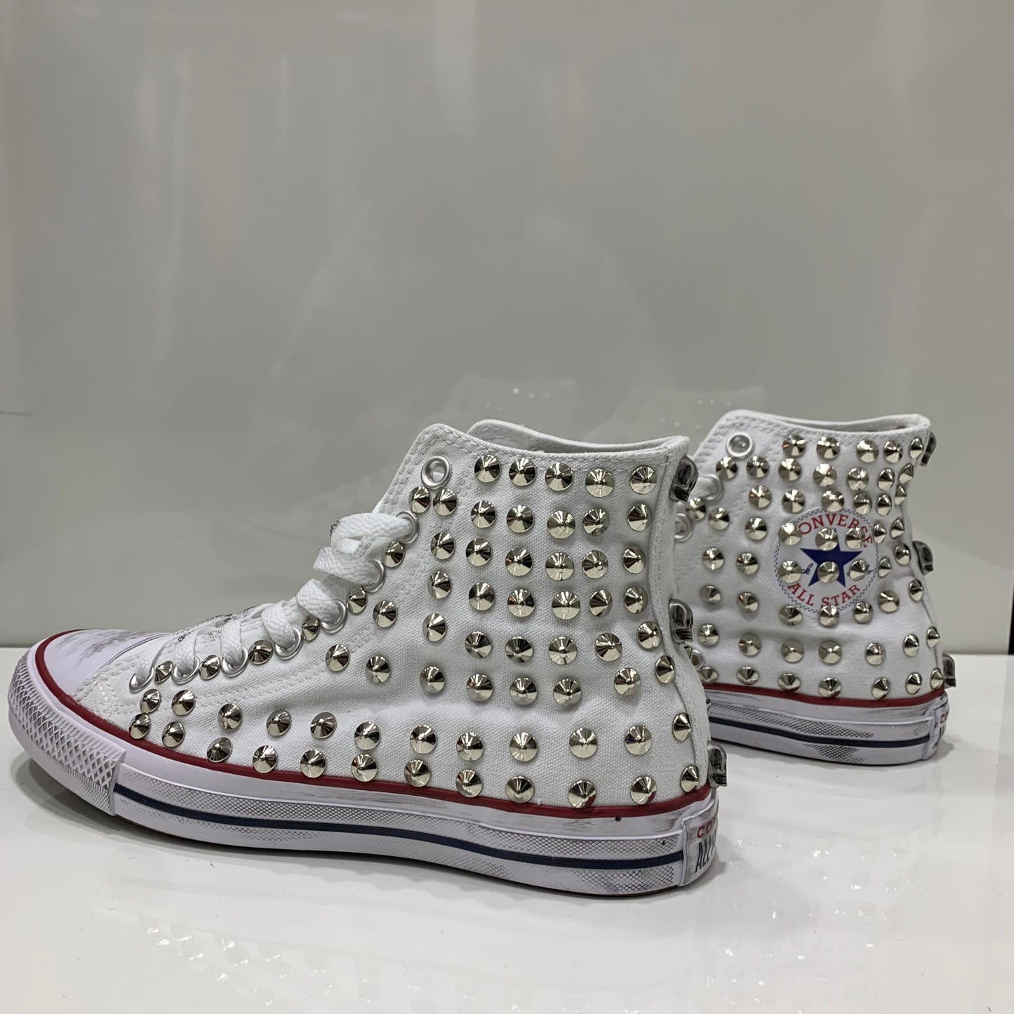 Converse Bianche Alte all star personalizzate con Borchie Argento Teschi Effetto Sporco