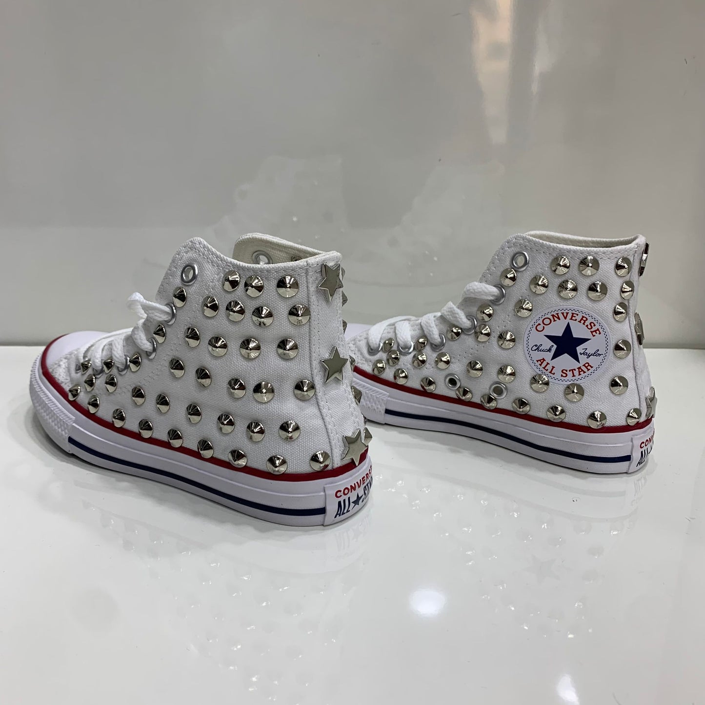 Converse All Star Bianche alte in tela personalizzate con borchie argento Stelle