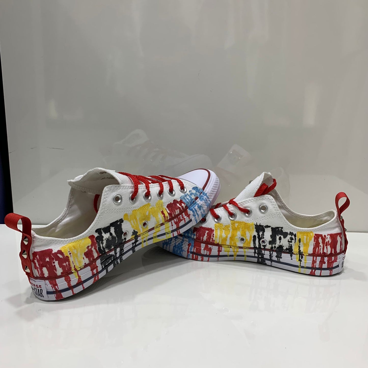 Converse All Star Bianche basse personalizzate con pittura multicolore