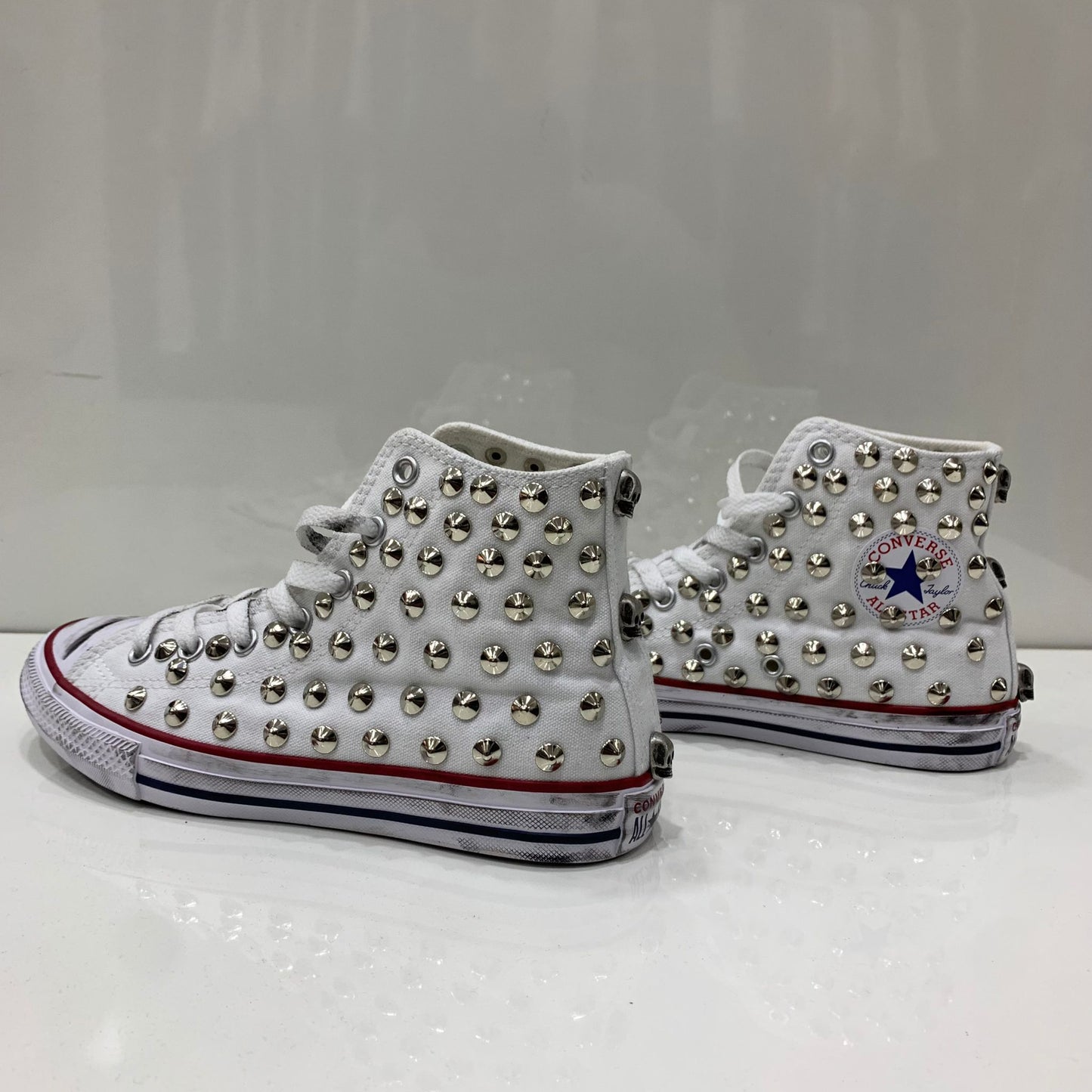 Converse Bianche All Star Alte personalizzate con Argento Effetto Sporco Teschi
