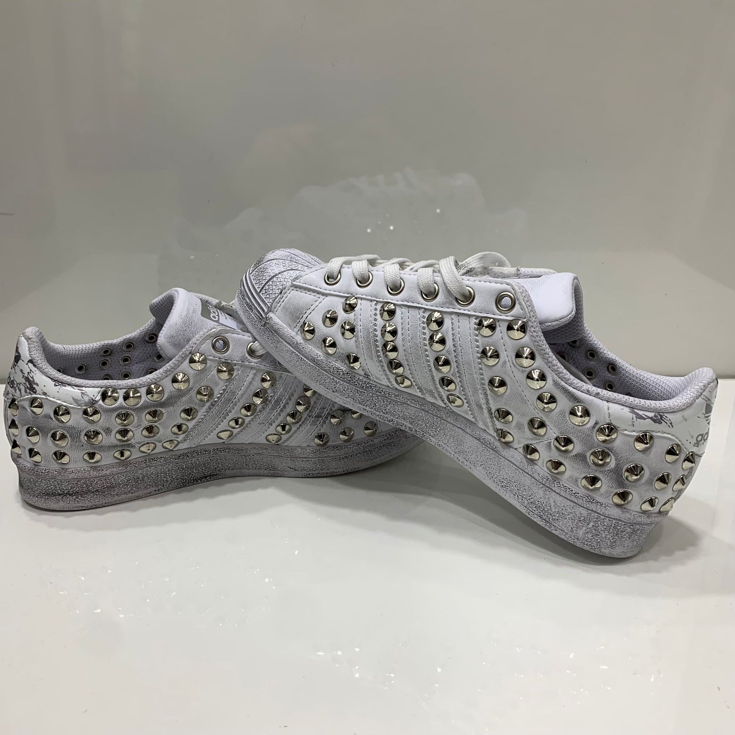 Adidas Superstar Bianche personalizzate con borchie argento effetto sporco