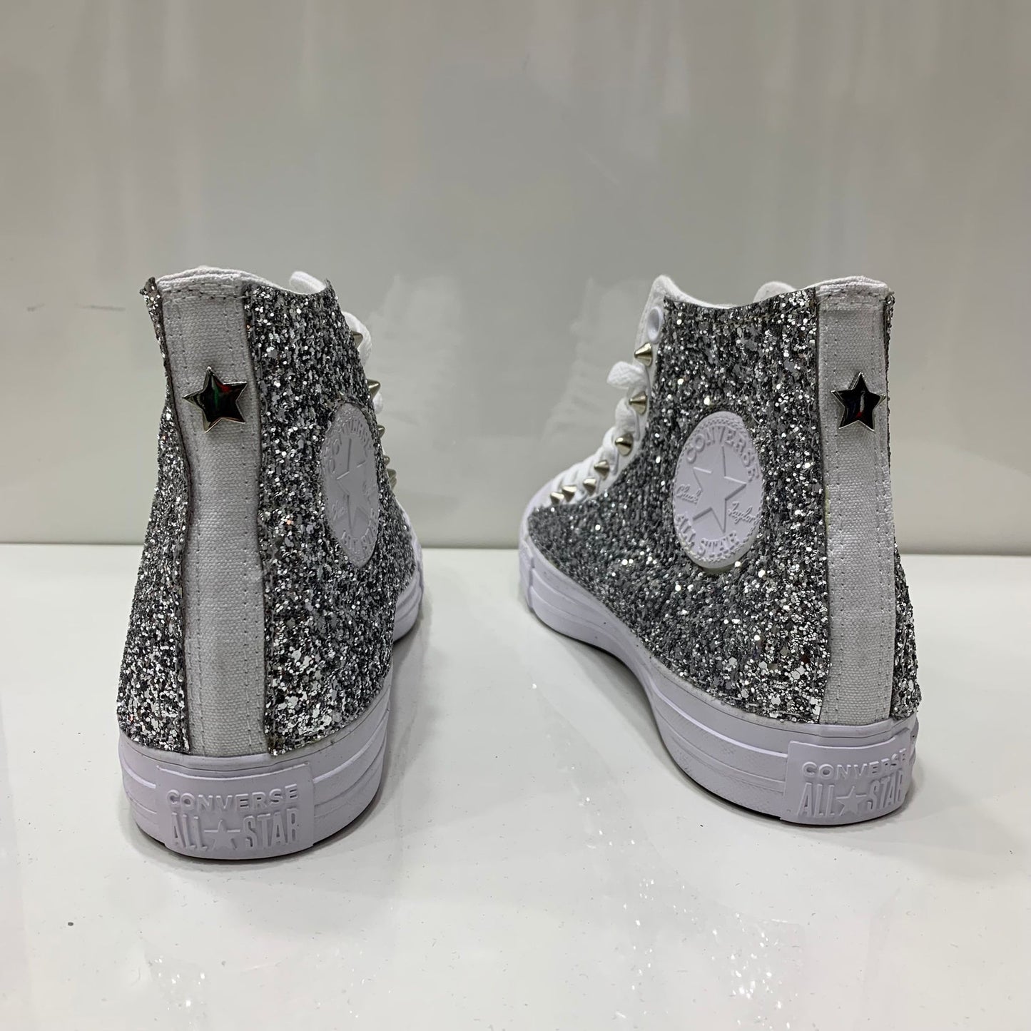 Converse All star Monochrome Bianche Alte personalizzate con tessuto Glitter Borchie Argento Stelle