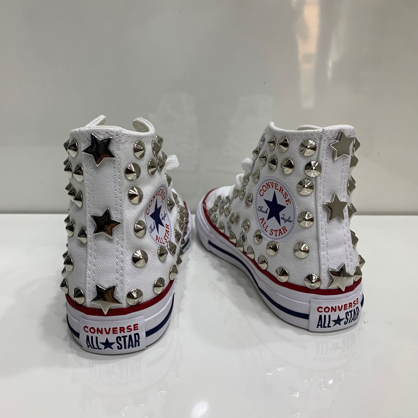 Converse All Star Bianche alte  in tela personalizzate con borchie argento Stelle