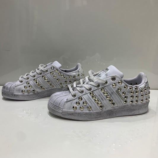 Adidas Superstar Bianche personalizzate con borchie argento effetto sporco