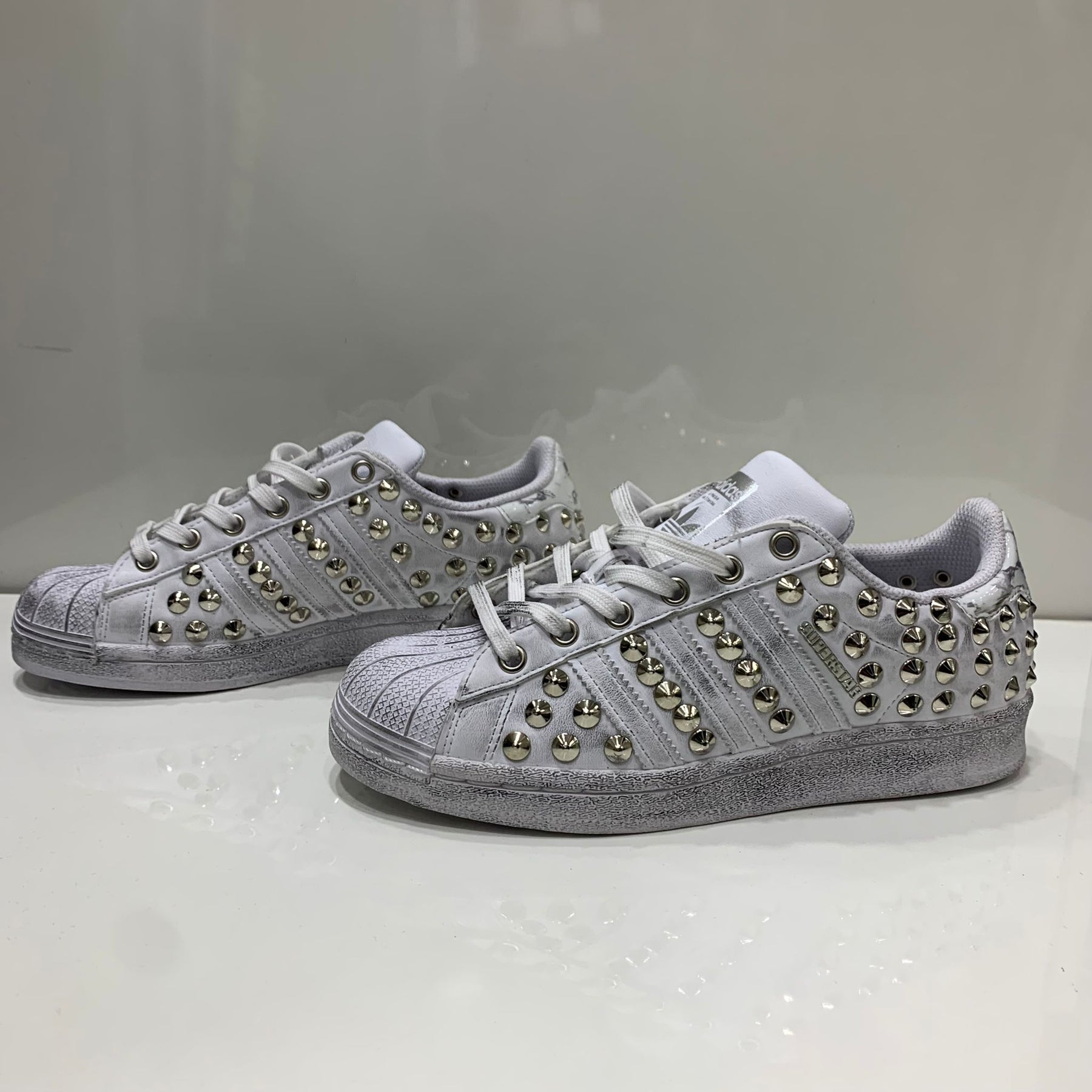 Adidas superstar hotsell bianche con borchie